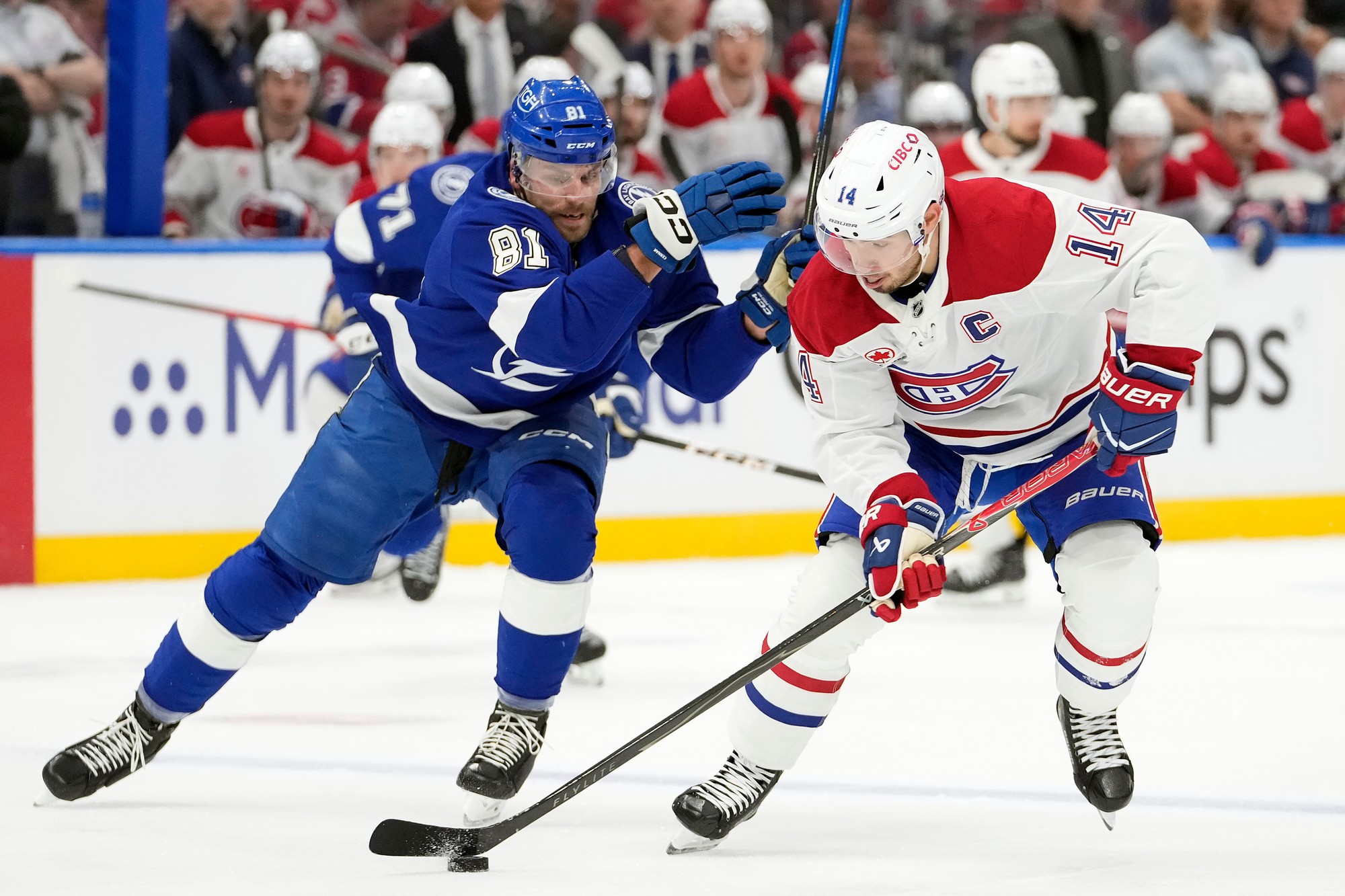 Erik Černák (Tampa Bay Lightning) a Nick Suzuki (Montreal Canadiens).