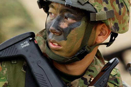 Żołnierz japońskich Sił Obronnych podczas ćwiczeń