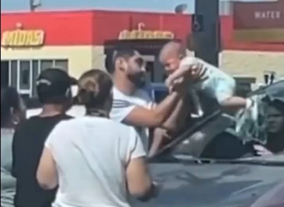 Spasavanje bebe iz automobila