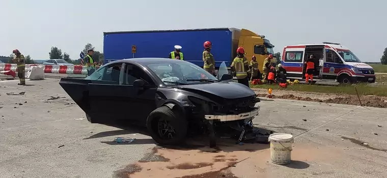 Wjechał Teslą na remontowany odcinek drogi S61. Auto samo wezwało pomoc