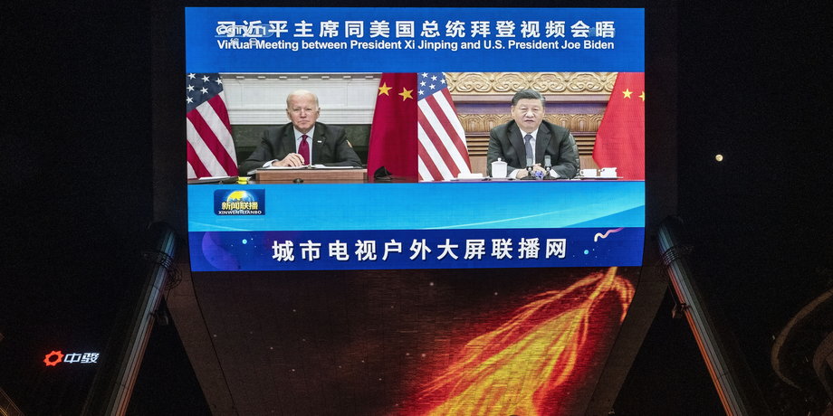 Prezydent USA Joe Biden i chiński przywódca Xi Jinping omówili kwestię uwolnienia cen ropy w trakcie wtorkowego wirtualnego szczytu.