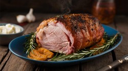 Soczysta szynka w marynacie. Jakub Kuroń piecze ją na święta