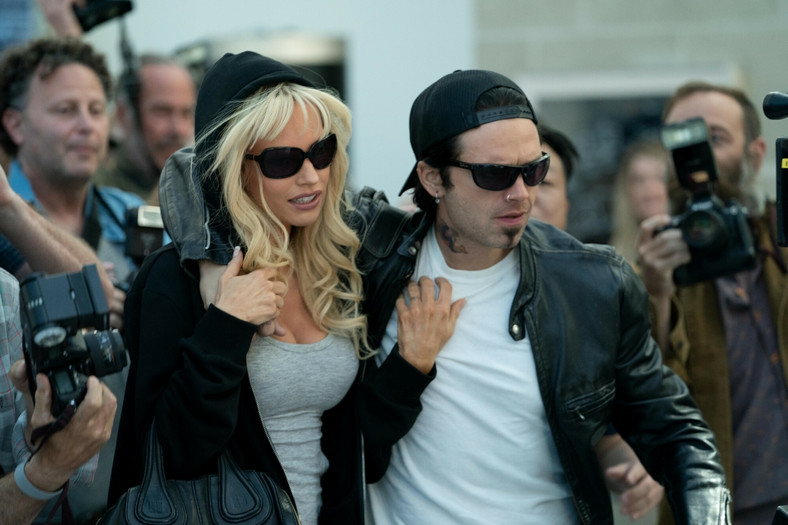 Lily James i Sebastian Stan jako Pamela Anderson i Tommy Lee. Kadr z serialu "Pam & Tommy"