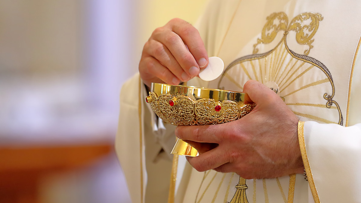 "Publiczne cudzołóstwo i zgorszenie". Ksiądz o komunii dla rozwodników