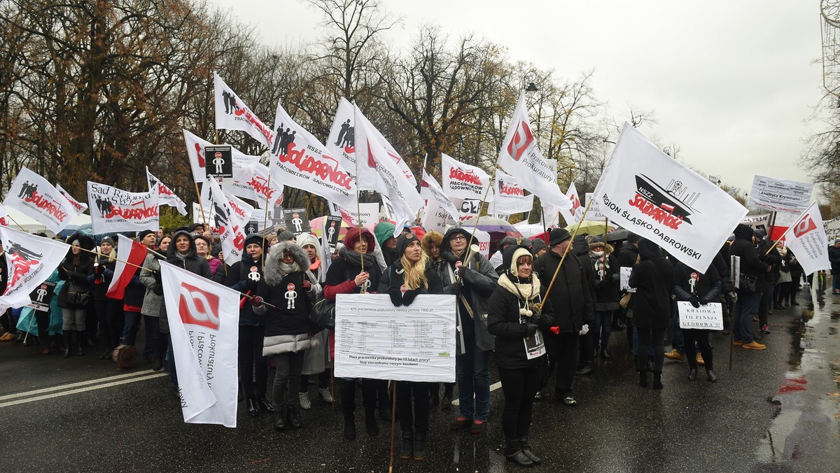 Dziś przed KPRM w Warszawie odbyła się manifestacja pracowników sądownictwa i prokuratur, którzy domagali się wzrostu wynagrodzeń, zwiększenia liczby etatów w sądach i prokuraturach oraz wprowadzenia "ustawy modernizacyjnej".