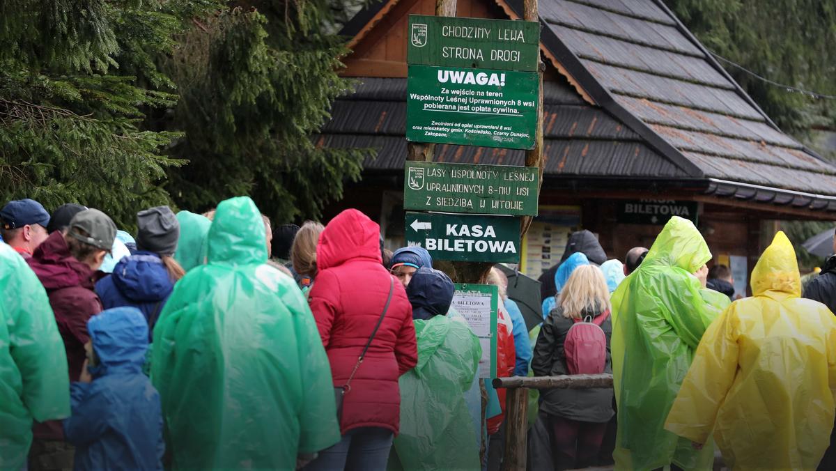 W Tatrach dalej tłumy turystów. Pełne parkingi i kolejki