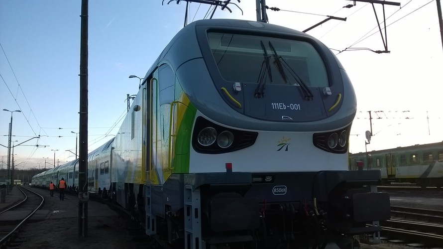 Pesa wjedzie dziś oficjalnie do grona producentów pociągów piętrowych. Dzisiaj ta polska spółka przekaże Kolejom Mazowieckim 22 wagony piętrowe Sundeck (w tym dwa sterownicze) i dwie lokomotywy elektryczne Gama do ich ciągnięcia. Przejazd promocyjny zaplanowany jest na godz. 14 - z Warszawy Wschodniej do Rembertowa. W ciągu najbliższych dni nowe składy mają zacząć regularne kursy z pasażerami.  „Piętrusy” posłużą do obsługi najbardziej obleganych połączeń przyspieszonych w województwie. W pierwszej kolejności wyjadą na trasę z Warszawy do Skierniewic.