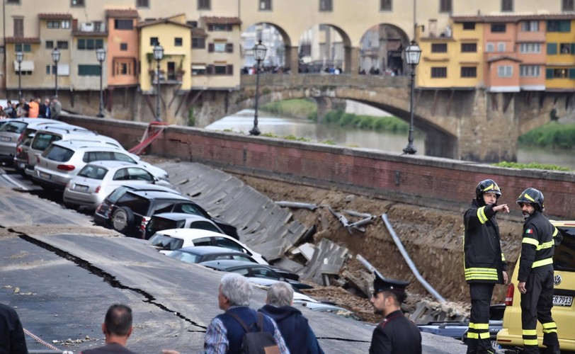 Wielka rozpadlina w centrum Florencji