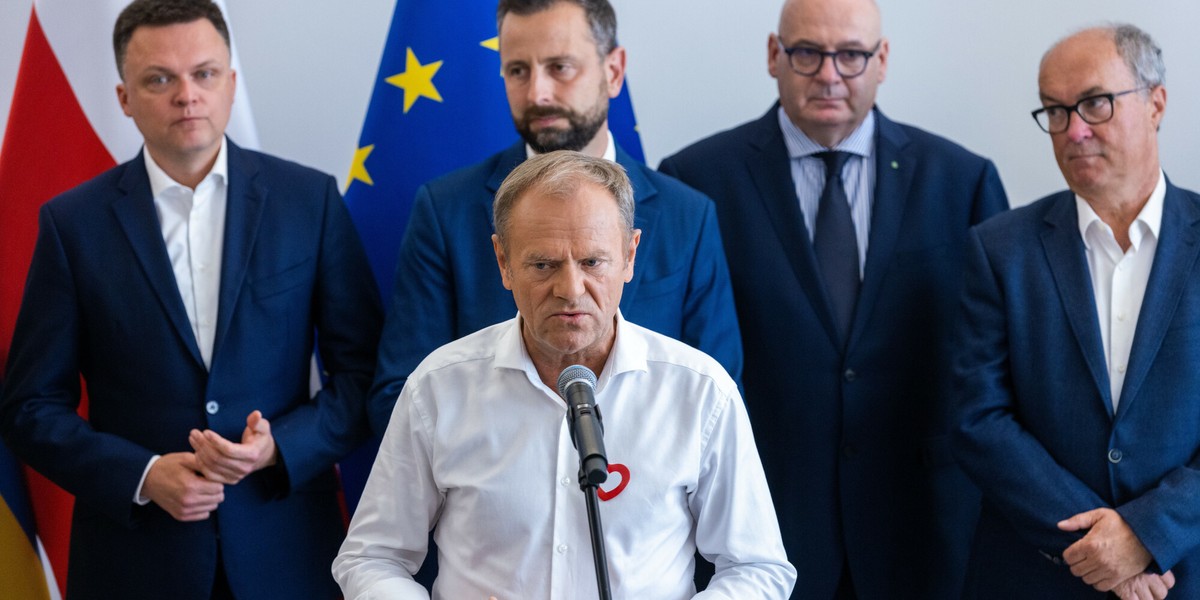 Donald Tusk (z przodu), Szymon Hołownia (górny rząd od lewej), Władysław Kosiniak-Kamysz, Piotr Zgorzelski, Włodzimierz Czarzasty