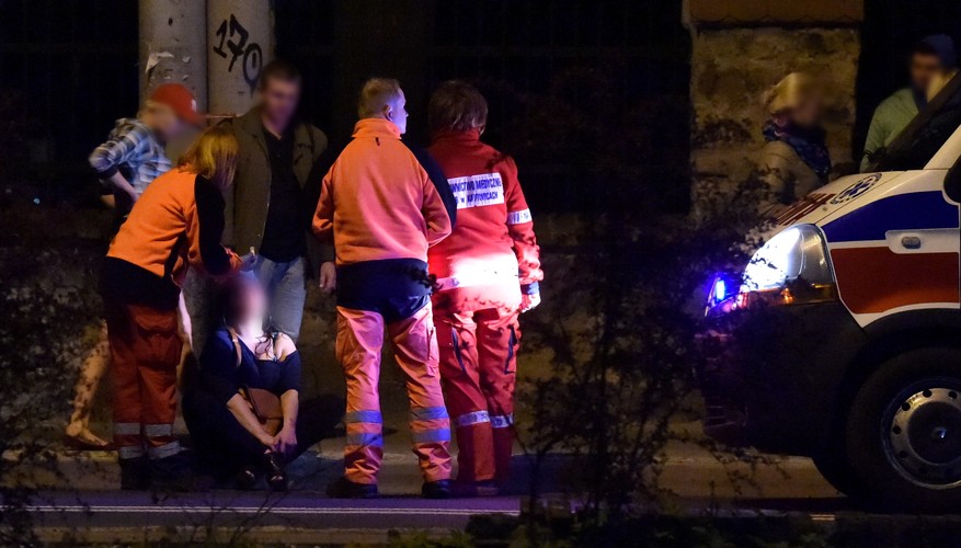 Ratownicy meczni udzielają pomocy poszkodowanym