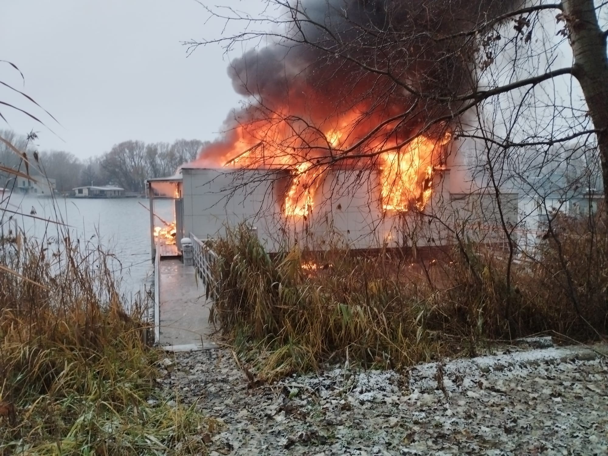 Hasiči zasahovali pri požiari hausbótu na Dunaji.
