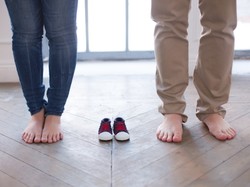 Dawanie dziecięcych bucików to już archaizm? TAK się teraz efektownie ogłasza ciążę