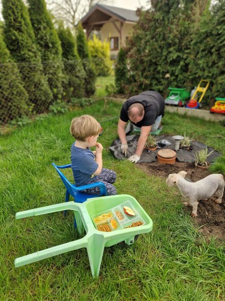 "To naprawdę cudowny widok, kiedy nasz synek sam bierze konewkę i podlewa rośliny w ogrodzie, a potem zrywa maliny prosto z krzaczka"