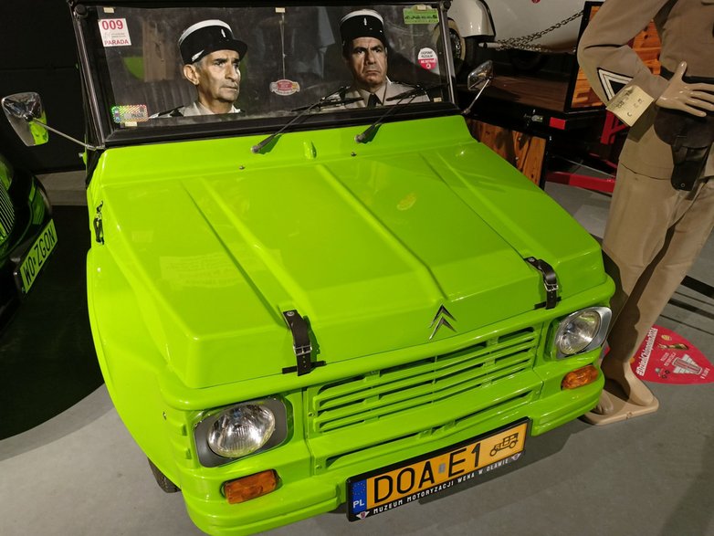 Citroën Méhari - ten dziwaczny samochód mogliście zobaczyć w kultowym filmie, a w zasadzie serii filmów o przygodach "Żandarma z Saint - Tropez" z Louisem de Funesem.