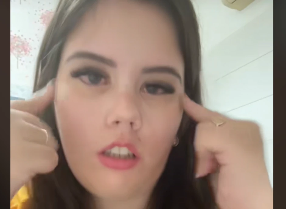 Devojka koja ne može da se nasmeje