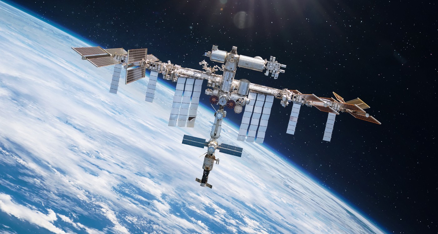 Pohľad na Zem z obežnej dráhy Medzinárodnej vesmírnej stanice (ISS). Keď stanica prelieta nad odľahlou oblasťou Point Nemo v južnom Tichom oceáne, astronauti na jej palube môžu byť k tomuto miestu bližšie než ktorýkoľvek človek na pevnine. Najbližšia súš je totiž vzdialená približne 2 688 kilometrov.