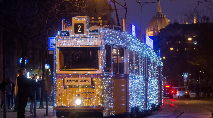 Elindultak a fényvillamosok Budapesten /Fotó: MTI/Balogh Zoltán