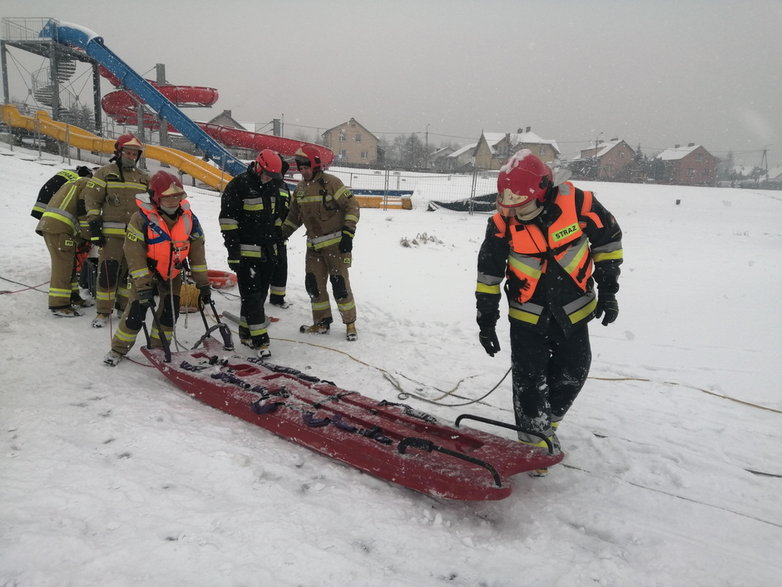 Ćwiczenia strażaków na lodzie 