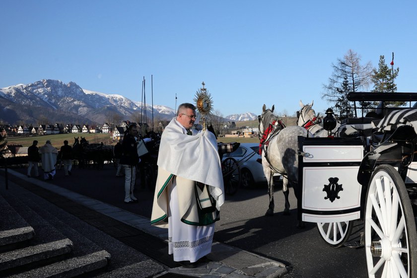 Wielkanoc w czasach zarazy. W Zakopanem ksiądz błogosławił wiernym