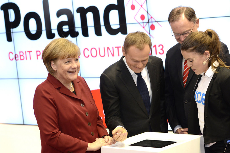 Angela Merkel i Donald Tusk w polskim pawilonie podczas targów CeBIT 2013