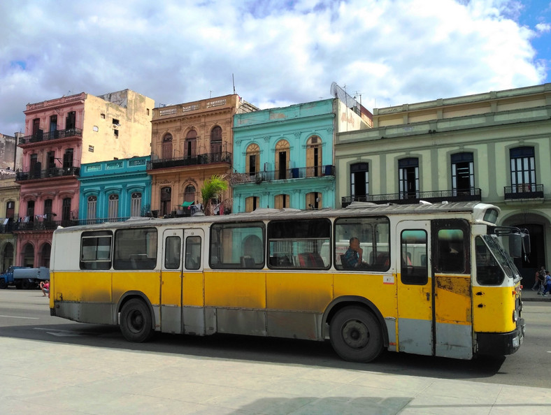 Stary autobus w Hawanie