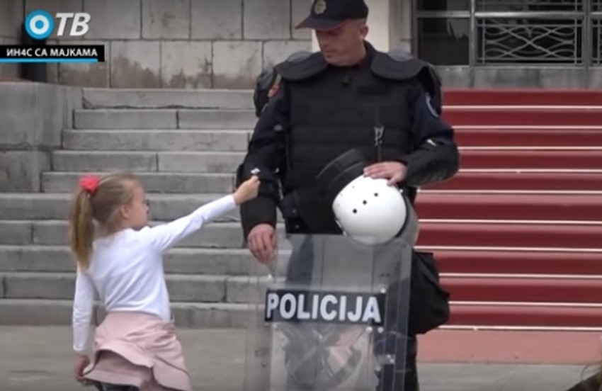 Policajac je nešto promrmljao i nije želeo da uzme cvetić od deteta
