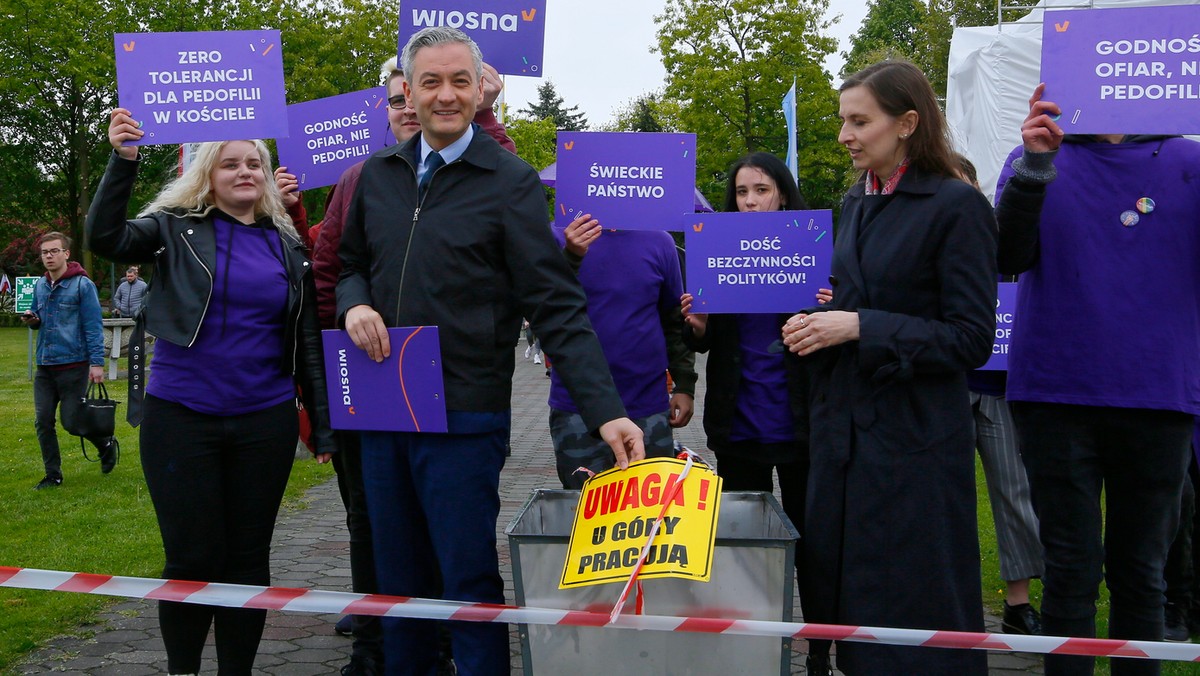 Będziemy żądali sprostowania oszczerstw, które zostały wypowiedziane - przekazała Sylwia Spurek. Posłowie PO-KO Sławomir Neumann i Zbigniew Konwiński zarzucili Robertowi Biedroniowi, że jako prezydent Słupska w sprawie domniemanego pedofila zachował się, jak w filmie "Nie mów nikomu".