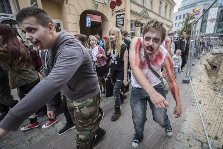 Uczestnicy zombie walk 2015