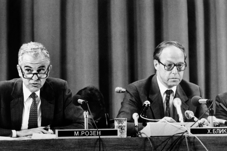 Dyrektor generalny Międzynarodowej Agencji Energii Atomowej (MAEA) Hans Blix i dyrektor wydziału bezpieczeństwa MAEA Maurice Rosen na konferencji prasowej na temat eksplozji w elektrowni jądrowej w Czarnobylu, Moskwa, 6 maja 1986 r.