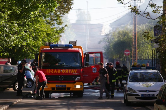 VATRA BUKNULA ZBOG APARATA ZA KAFU?! Stravičan požar na Voždovcu, nastradala žena (75): "Vatrogasci su telo pronašli u kuhinji"
