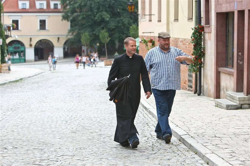 Skandal z "Ojcem Mateuszem". Pisarz opisał jak Żmijewski...