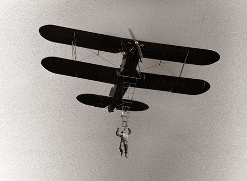 Zubima se držao za aeroplan: Dragoljub Aleksić u jednoj od svojih akcija