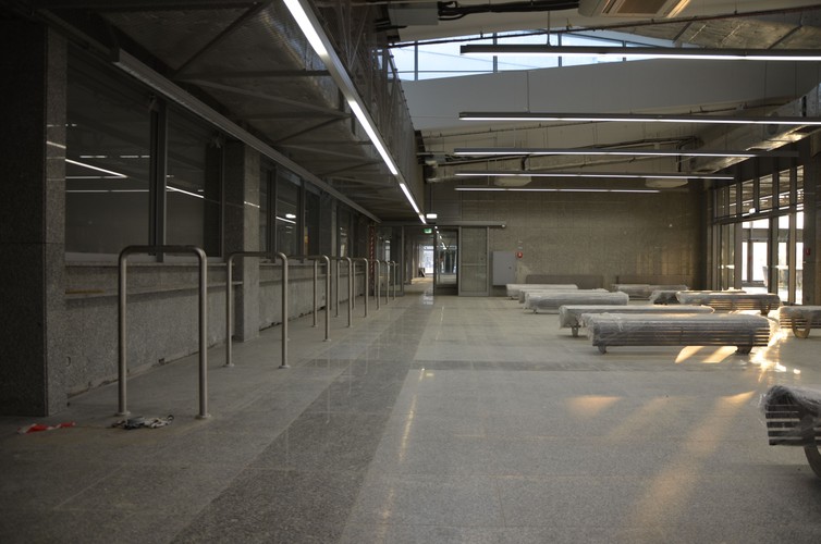 Dworzec na czas remontu jest zamknięty dla podróżnych. Obok budynku ustawiono tymczasowe kasy, poczekalnię i toalety.