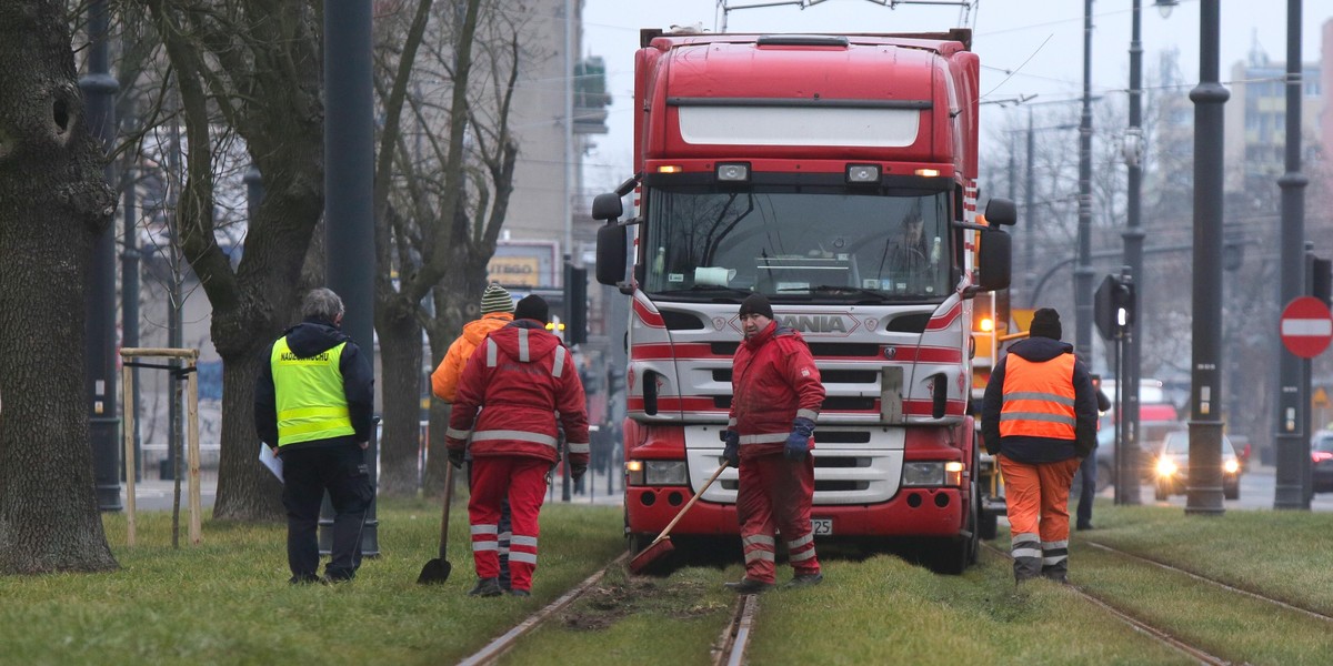 TIR na torowisku w Łodzi. Policja: miał cofnięty licznik?