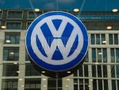 Listopad 2013. Volkswagen. Niemiecki koncern zapowiedział naprawę 2,6 mln aut marek wchodzących w skład grupy. Jedną z przyczyn tej decyzji okazała się usterka dwusprzęgłowej automatycznej skrzyni biegów DSG, stosowanej w modelach Volkswagena, Audi, Seata i Skody. Oprócz ok. 1,6 mln aut, które mogą mieć problem ze skrzynia biegów, do ewentualnego sprawdzenia i naprawy Volkswagen zaklasyfikował 800 tys. aut marki VW Tiguan ze względu na ryzyko awarii oświetlenia oraz 239 tys. aut marki Amarok. Na zdj. logo Volkswagena.