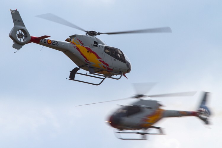 Pokaz hiszpańskiej grupy Patrulla Aspa paralotniach podczas Międzynarodowych Pokazów Lotniczych Air Show 2015 w Radomiu  <br><br>fot. (mr) PAP/Michał Walczak