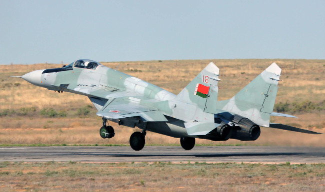 Białoruski MiG-29 startujący z lotniska w Baranowiczach.