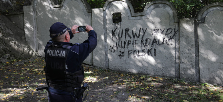 Antysemityzm w Krakowie. Swastyka i wulgarny napis na murze dawnego getta żydowskiego