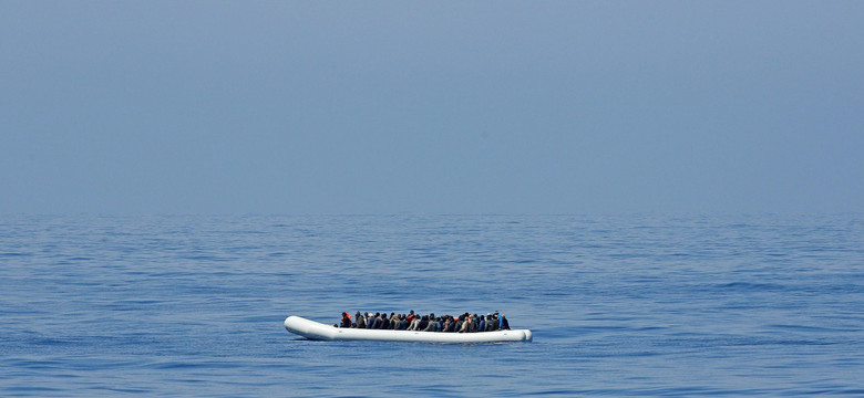 Imigranci płyną do Europy na takich pontonach i tratwach. ZDJĘCIA