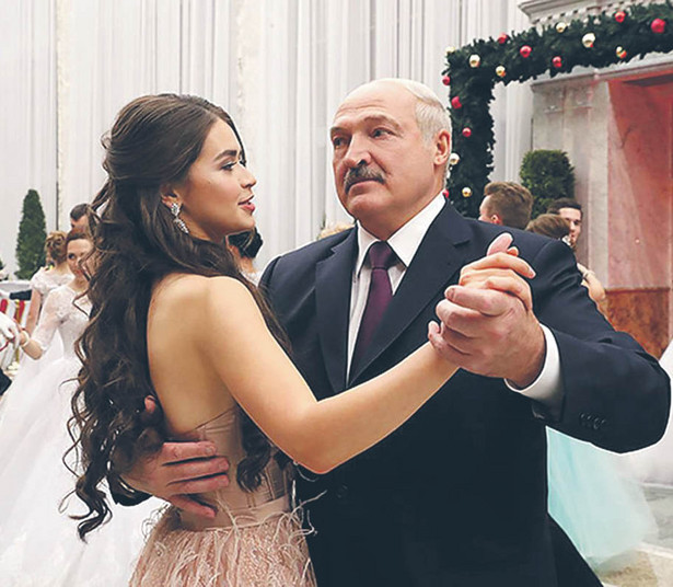 Nowa deputowana Maryja Wasilewicz, miss Białorusi 2018. Na zdjęciu tańczy z prezydentem na balu noworocznym w Pałacu Niepodległości w Mińsku