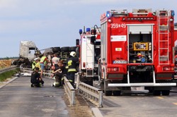 Zderzenie autobusu z ciężarówkami na DK1. "Doszło do zapalenia się tych pojazdów"