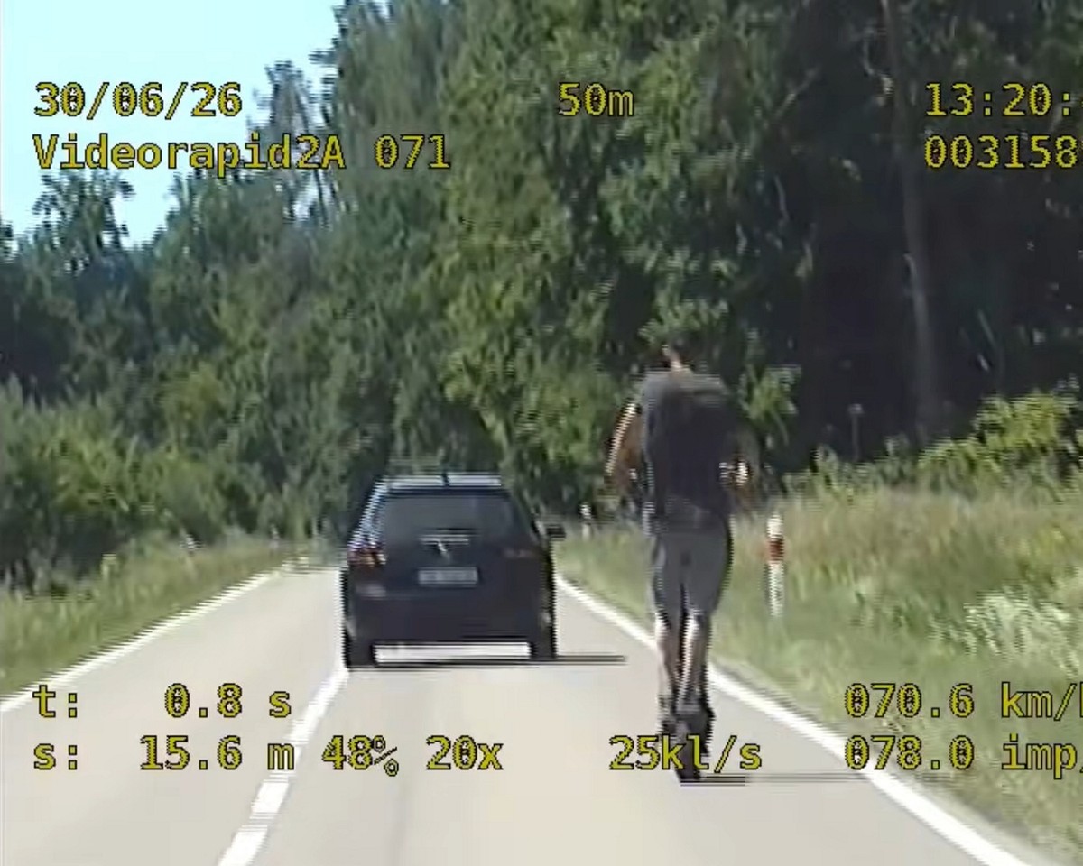 Zawrotna prędkość na hulajnodze. Nagrali go policjanci. Tak się tłumaczył