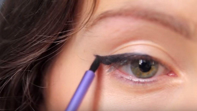 Lubisz podkreślać oko kocią kreską? Poznaj prosty trik, dzięki któremu sama zrobisz eyeliner, który będzie intensywnie czarny, świetnie podkreśli twoje spojrzenie i nie podrażni oczu.