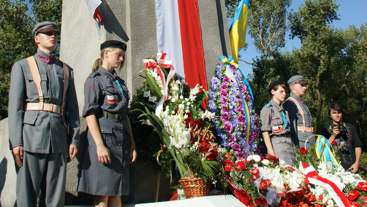 Jak 300 Spartan zatrzymało armię perską pod Termopilami, tak 330 lwowskich "Orląt" w dniu 17 sierpnia 1920 r. zatrzymało Konną Armię Budionnego pod Zadwórzem koło Lwowa. Pięć lat później ciało jednego z poległych bohaterów spoczęło w Grobie Nieznanego Żołnierza w Warszawie.