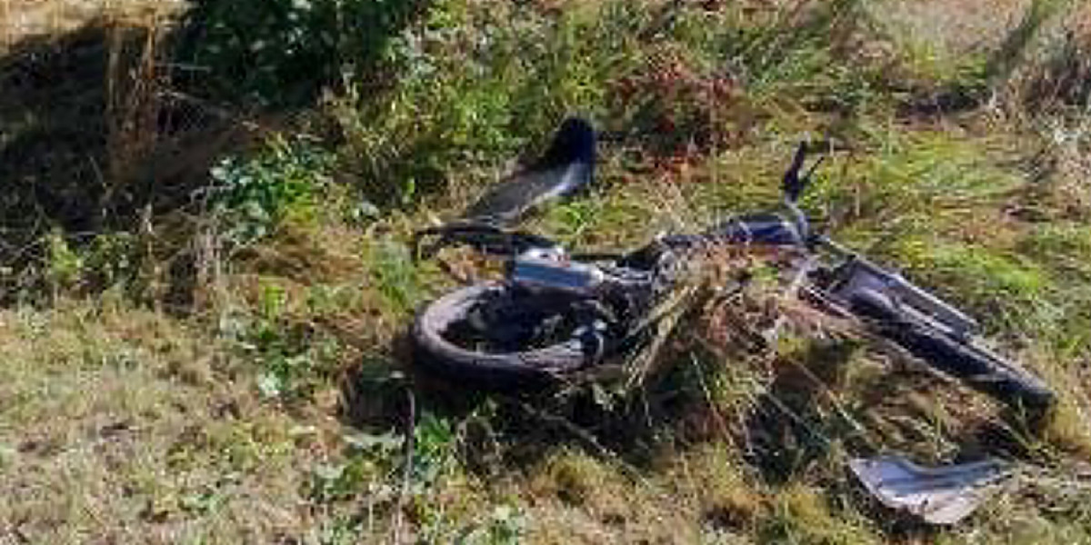 Troje nastolatków na motocyklu rozbiło się o drzewo.