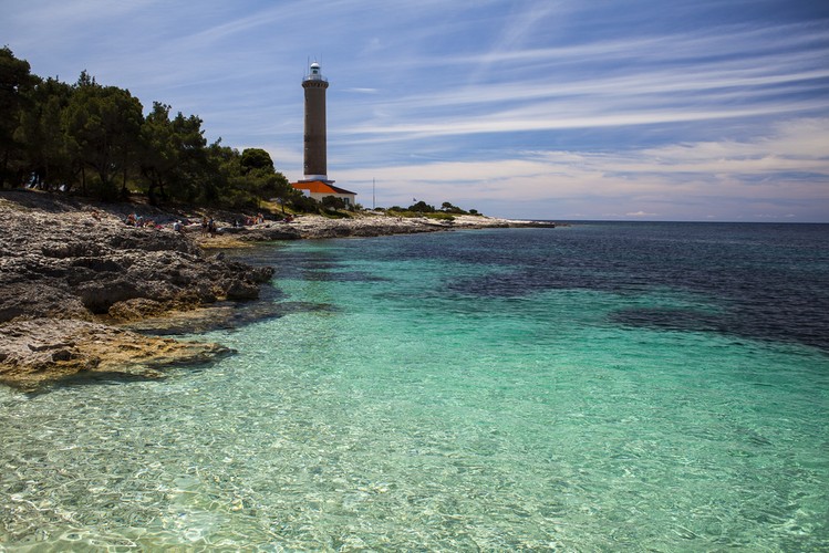 Wyspa Dugi Otok
<br><br>
Na tą ładną wyspę, leżącą 1340 km od Warszava, możemy dotrzeć promem z portu Zadar. Jak też wskazuje na to jej nazwa (dugi= długi), długa, wąska wyspa stanowi wejście do Parku Narodowego Kornati. Ma dwa większe port - Brbinj, otoczony drzewami oliwnymi, tu też zatrzymuje się prom, oraz Sali, gdzie cumują statki pasażerskie. Wyspa jest idealnym miejscem do morskich wypraw i sportów wodnych. W ładnej latarni morskiej, Veli Rat można też zamieszkać. Na wyspie znajdują się jeziora, najciekawsze z nich to słone jezioro znajdujące się na terenie Parku Narodowego Telascica. Codziennie przyjeżdżają tu statkiem turyści z całej Dalmacji, aby wziąć w nim kąpiel. Woda w jeziorze jest o wiele bardziej słona, niż w morzu, dlatego nie można się w niej zanurzyć. Na wyspie i w rezerwacie jest pełno dzikich osłów i egzotycznych roślin.