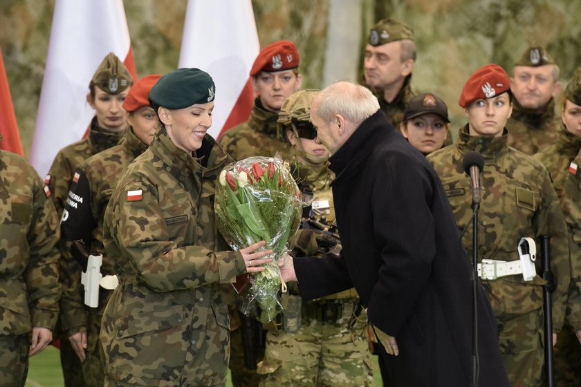 Macierewicz znów zaskoczył. Obdarował byłą rzeczniczkę również za "pracę po godzinach"!