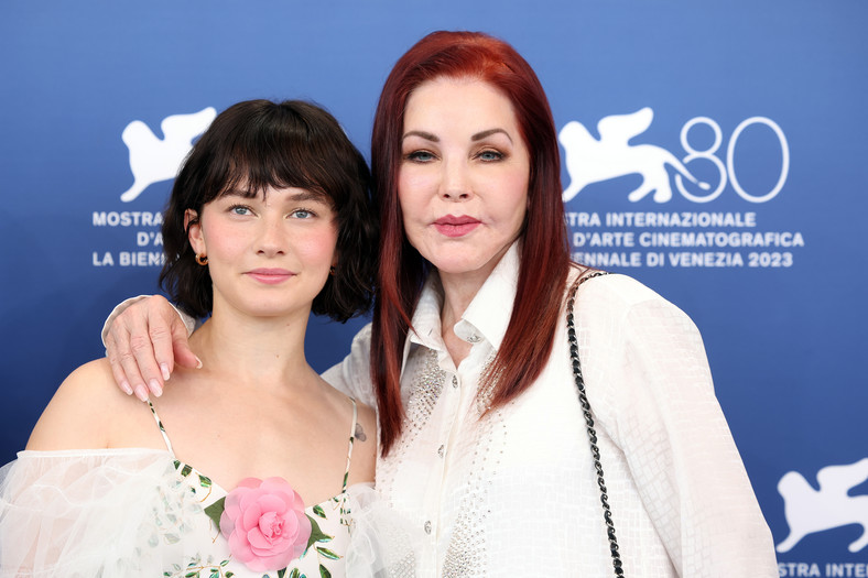 Cailee Spaeny i Priscilla Presley podczas 80. Międzynarodowego Festiwalu Filmowego w Wenecji w 2023 r.
