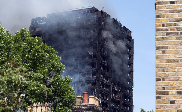 Potężny pożar apartamentowca w Londynie. Policja: Już co najmniej 12 ofiar śmiertelnych