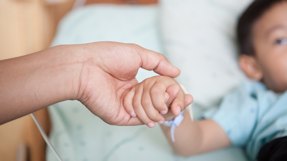 Nusinersen - właśnie tak nazywa się marzenie wielu polskich rodzin dotkniętych niepełnosprawnością. Szczególną jej formą, ponieważ SMA można z powodzeniem nazwać niepełnosprawnością śmiertelną. Rdzeniowy zanik mięśni, choroba, która prędzej czy później przykuje chorego do łóżka. Odbierze mu możliwość nie tylko samodzielnego jedzenia, ale też przełykania śliny czy w końcu oddychania. Każdy dzień przybliża chorych na SMA do śmierci. Tym samym oni po prostu nie mogą czekać.